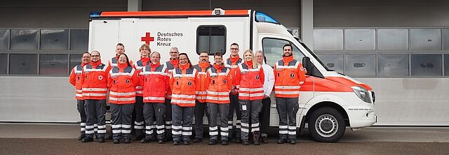 Helfer des DRK OV kupferzell vor Ihrem Fahrzeug